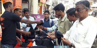 लाख मराठा मध्यवर्ती कार्यालया समोर कमी दरात टी शर्ट विक्री जोरात maratha t shirt sales