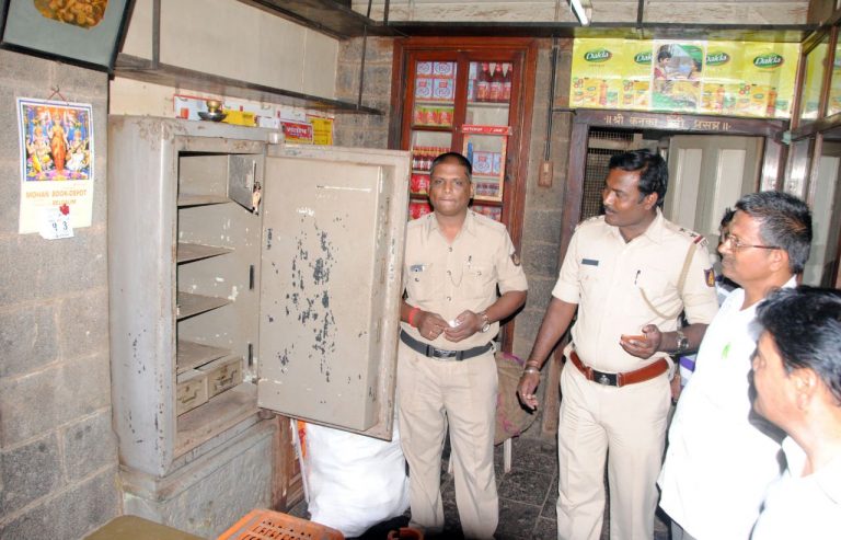 theft in market shop