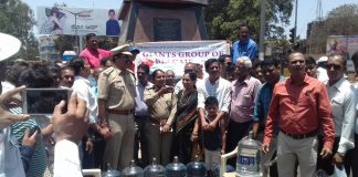 ट्रॅफिक पोलिसांना पाण्याचे जार व चष्मे वाटप Water distribute