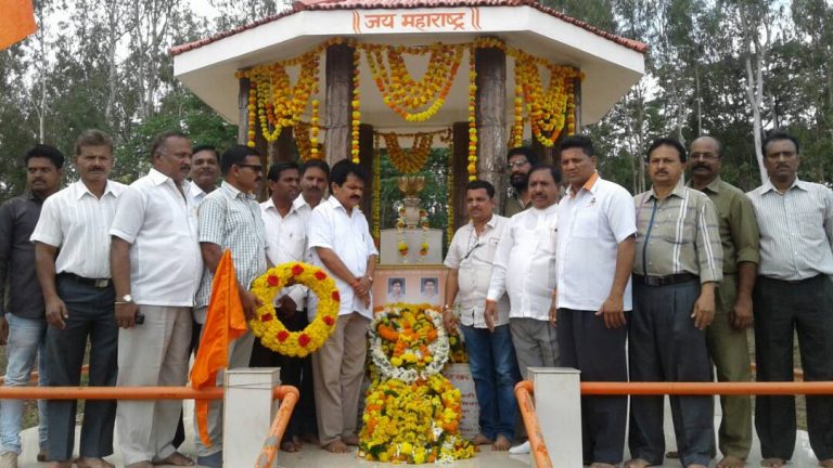 हुतात्म्यांच्या बलिदानास अभिवादन