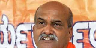 प्रमोद मुतालिकांच्या घरात पोलिसांचा तपास Pramod mutalik