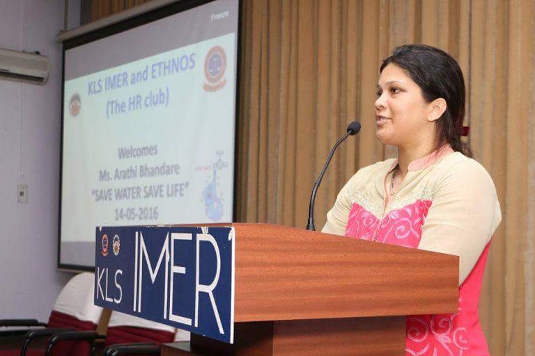 पाणी बचतीचा संदेश घेऊन जाताना…