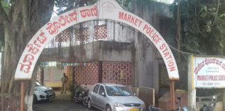 टाटा एसच्या अँगलला गळफास घेऊन व्यापाराची आत्महत्या Market ps
