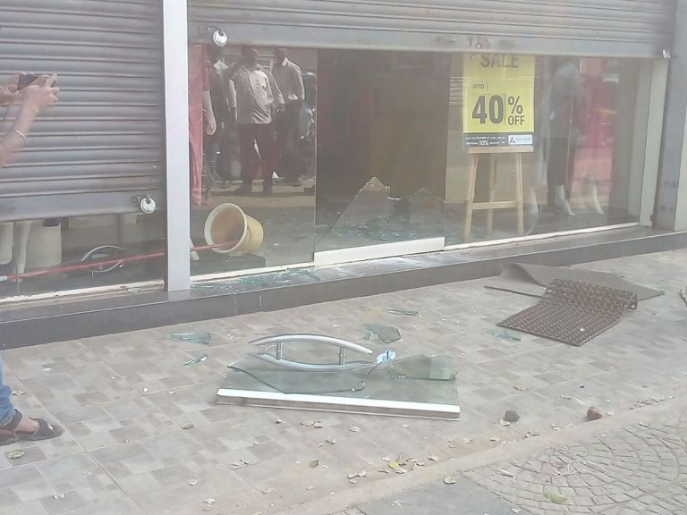 दलित संघटनांच्या मोर्चा दरम्यान गालबोट, शहरात दगडफेक