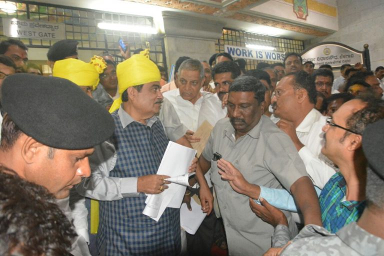 नितीन गडकरींनी बेळगावातील शेतकऱ्यांना फटकारले