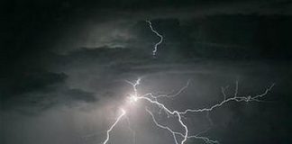 सावधान…वीज कडाडताना मोबाईल वर बोलू नका Lightening