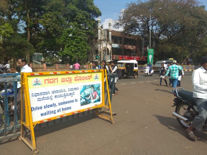 Gadag traffic baricates Gadag traffic baricates
