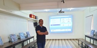 बांधकाम व्यावसायिकाने आपल्या शाळेत तयार केली कॉम्प्युटर लॅब Computer lab