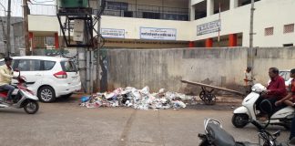 प्राथमिक शाळेसमोर दुर्गंधी कचरा…. Waste garbage infront of marathi school
