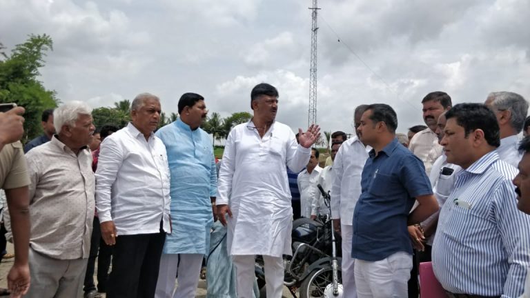 पाण्यासाठी महाराष्ट्राशी चर्चा करू : डी. के.  राजापूर बंधार्‍याला भेट 