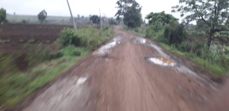 हंदीगनूर ते मणिकेरी रस्त्याची वाताहत