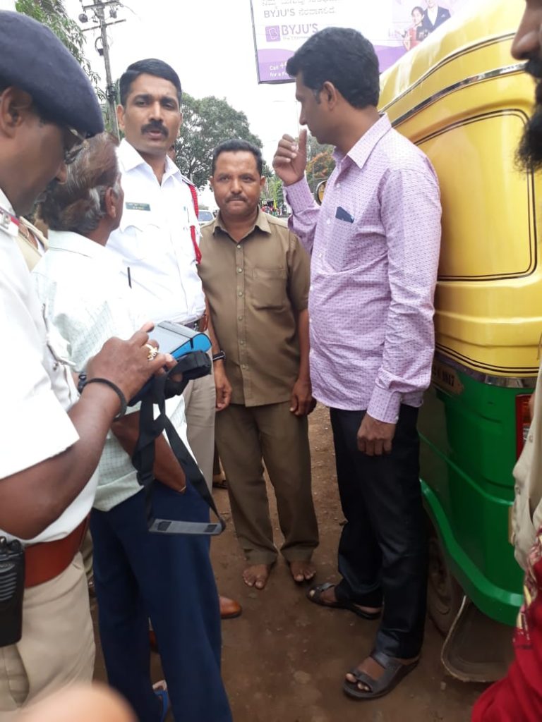 वर्दीत गर्दी करणाऱ्या 60ऑटोवर कारवाई