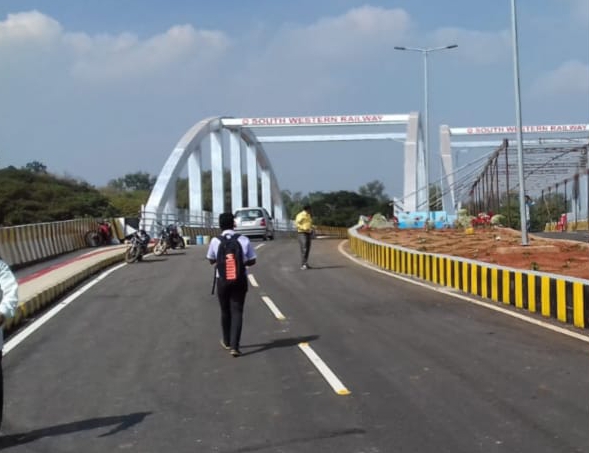 रेल्वेचे काम म्हणजे थूक पॉलिसी