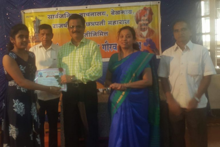 सार्वजनिक वाचनालयाच्या वतीने विद्यार्थ्यांचा सत्कार