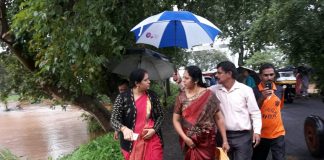 यांनी पुन्हा एकदा पूरग्रस्तांच्या भेटी घेत दिला धीर Zp member visits flood area