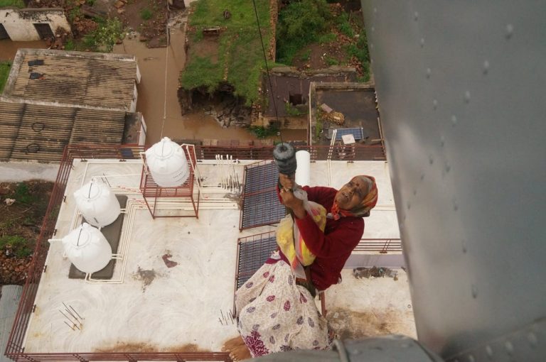 बेळगावात खालून आर्मी तर वरून एअर फोर्सची मदत