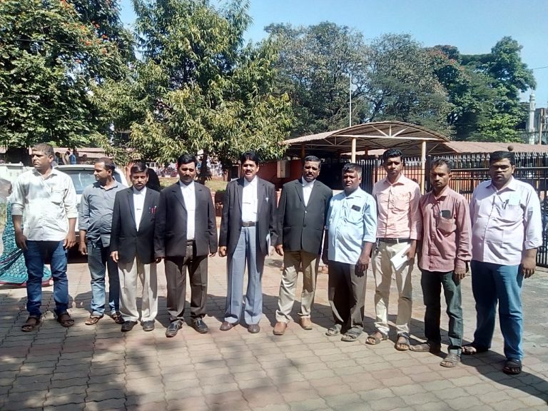 हा रस्ता त्वरित दुरुस्त करा