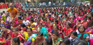 अंगणवाडी कर्मचाऱ्यांच्या हातात यापुढे वही ऐवजी स्मार्टफोन Anganwadi