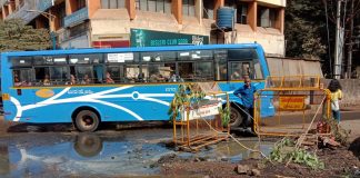 स्वच्छतेची ऐसी की तैसी मनपावर भरोसा न्हायचं! Drainage water on road