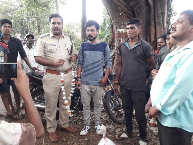 किंग कोब्रा पकडलेल्या सर्प मित्राचा सत्कार