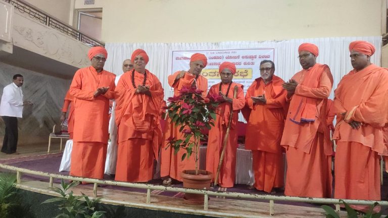 सीमा प्रश्नी येडीयुरप्पानी सुवर्ण सौधमध्ये बैठक बोलवावी-स्वामीजींची मागणी