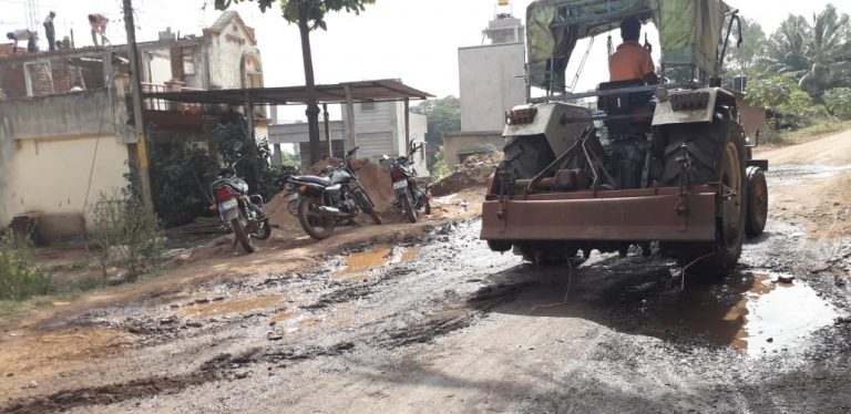 देवगिरी ते बंबरगा रस्त्याची वाताहत