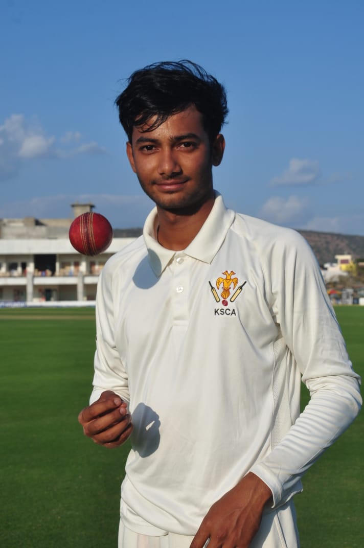 किशन बेदरेची भेदक गोलंदाजी