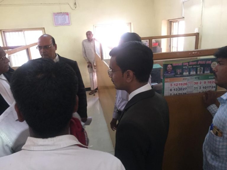 प्रांताधिकारी कार्यालयावर जप्ती! शेतकऱ्यांच्या नुकसान भरपाई वसुलीसाठी कारवाई