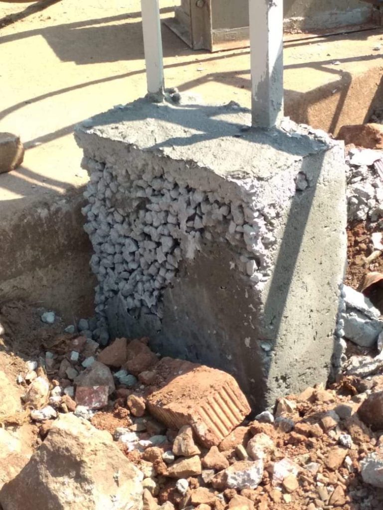 जुन्या पी. बी. रोड बांधकामात “हनीकोम्बिंग”: सोशल मीडियावर टीकेची झोड