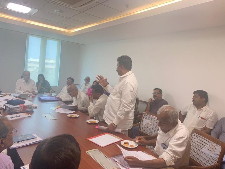 समितीचे मंत्री सुभाष देसाई यांच्याकडे साकडे