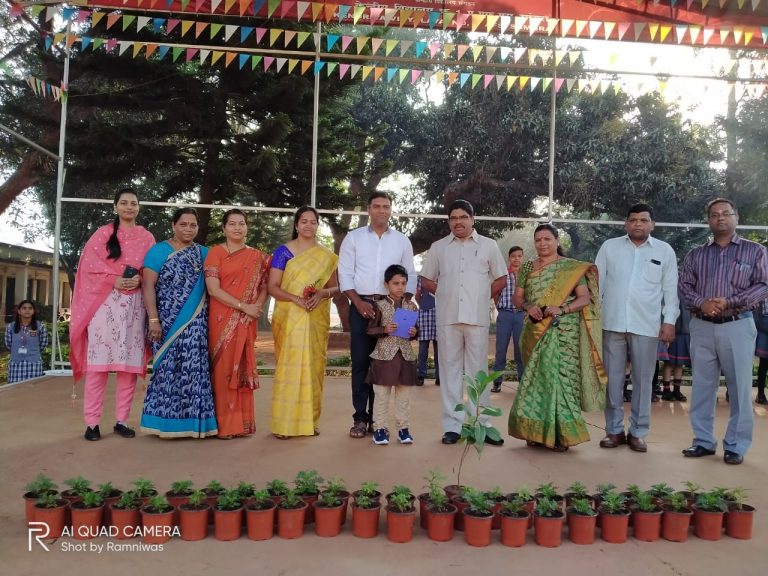 मुलाच्या वाढदिवसानिमित्त शाळेला 50 रोपांची भेट!