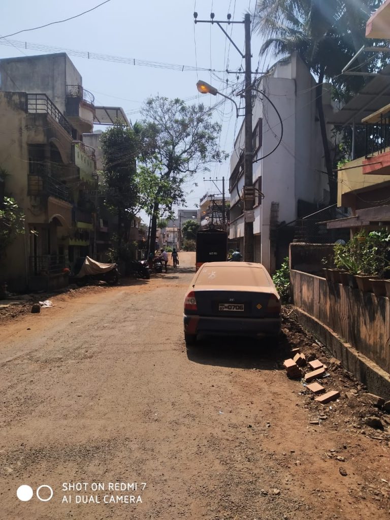 दिवसाढवळ्या जळणाऱ्या पथदीपांकडे कोण देणार लक्ष?