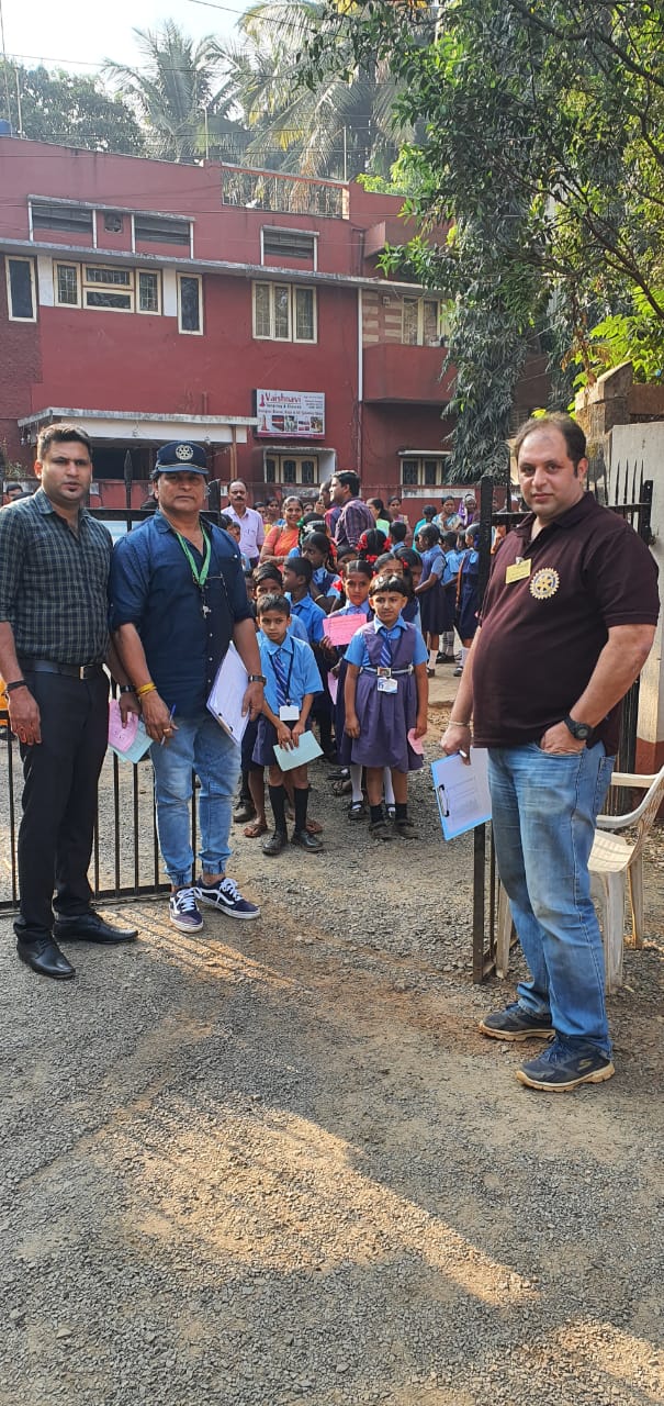 गोरगरीब शालेय मुला-मुलींना 1100 बेड किट्सचे मोफत वाटप