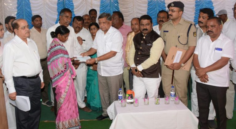 अपघातात मयतांच्या वारसांना पालकमंत्र्यांकडून नुकसान भरपाई