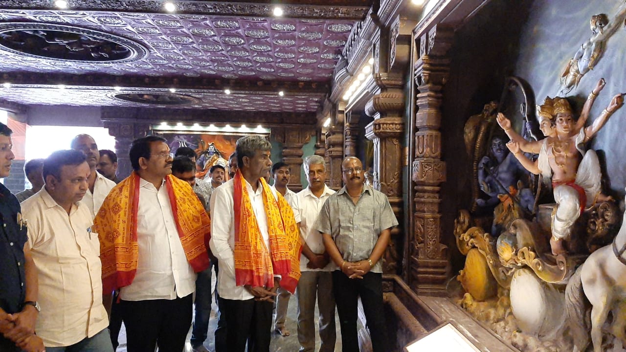 Minister visited kapileshwar temple belgaum