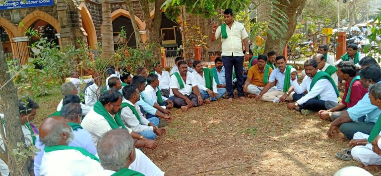 शासनाला ताळ्यावर आणण्यासाठी शेतकरी काढणार विराट चाबूक मोर्चा