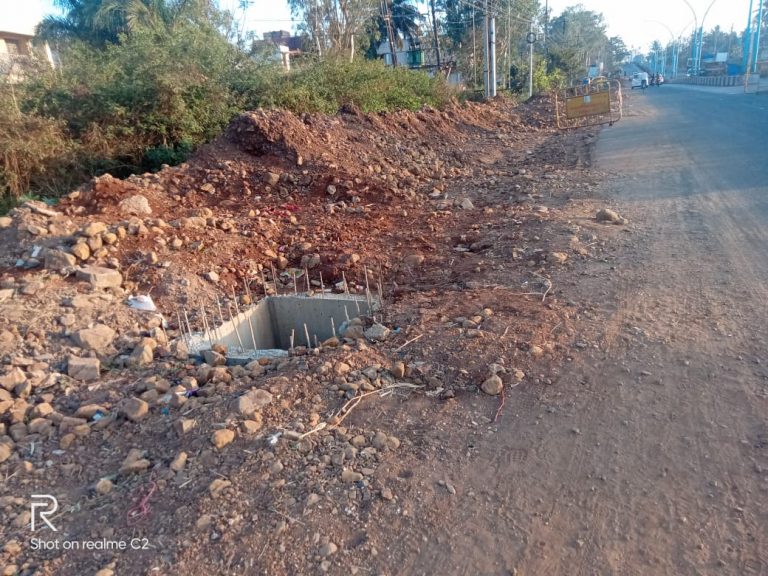 केंव्हा बुजवण्यात येणार रस्त्याशेजारी हे धोकादायक खड्डे?