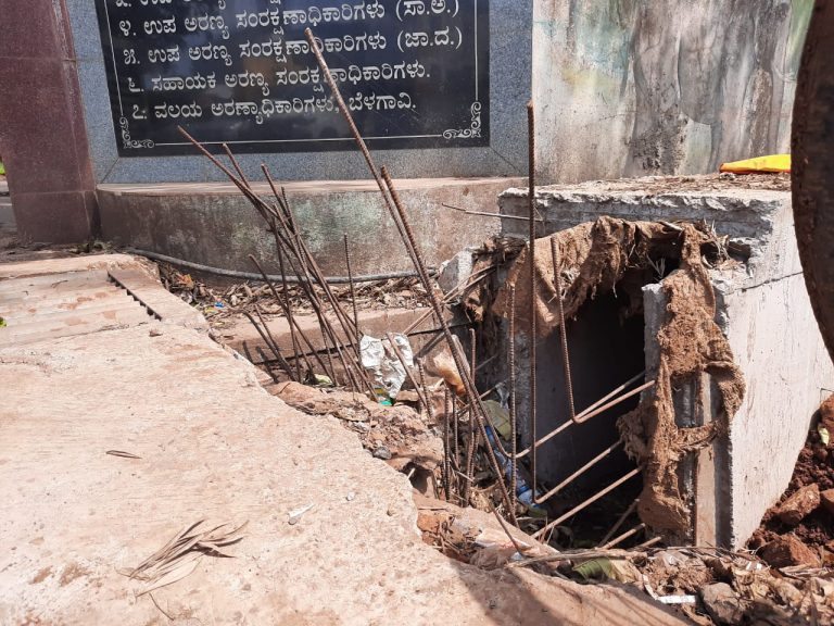 दुर्घटनेच्या प्रतीक्षेत आहेत वनखात्याच्या कार्यालयासमोरील गटारे