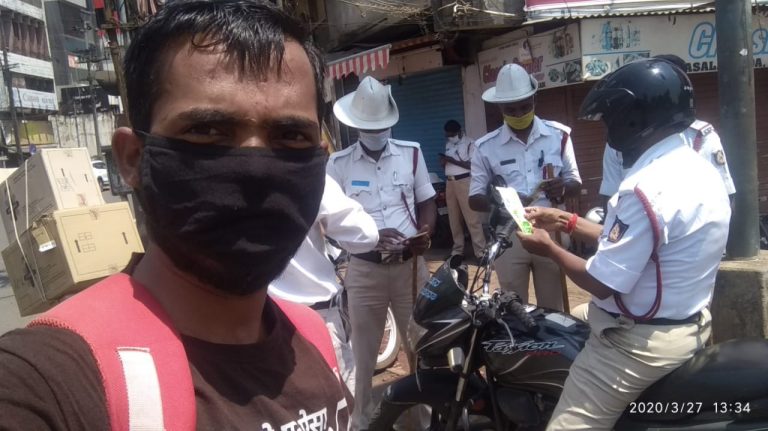 दोघा युवा कार्यकर्त्यांकडून पोलिसांना हँडवॉश वाटप