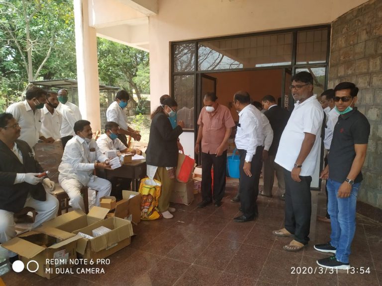 वकिलांच्या सहाय्यकांना जीवनावश्यक वस्तूंचे वाटप