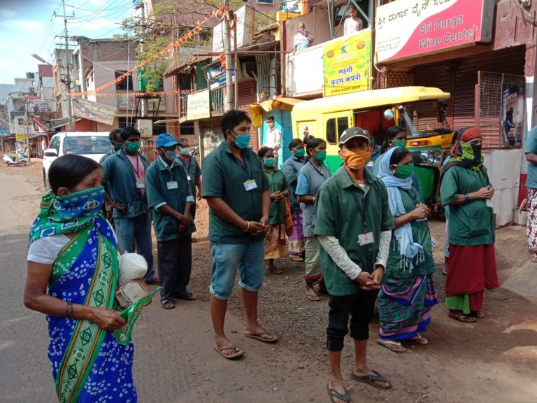 “त्यांनी” 150 सफाई कामगारांना केले अल्पोपहाराचे वाटप