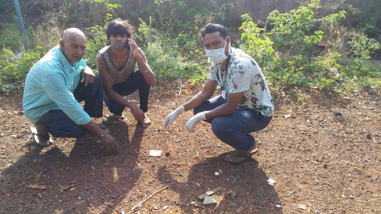 रस्त्यावर 200 ची चलनी नोट सापडल्याने तर्क-वितर्क