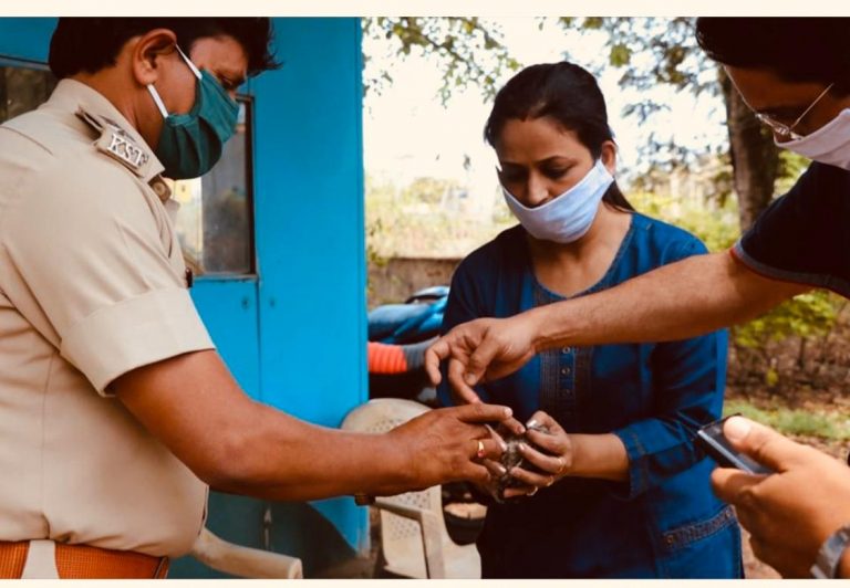 सोनाली सरनोबत यांनी वाचविले घुबडाचे प्राण