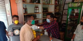 दारू खरेदीसाठी एकच गर्दी : तळीरामांचे केले गेले पुष्पहार घालून स्वागत Feli arrack shop
