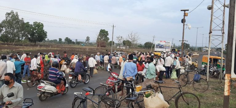 या भाजी मार्केटमध्ये सुरक्षित अंतराची ऐशी की तैसी