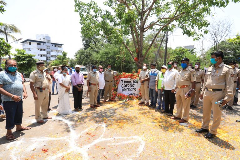 विजय नगर भागांत असं झालं कोरोना योध्यांचे स्वागत’