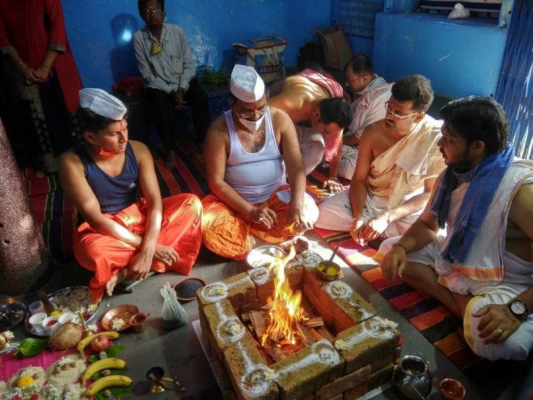 कोरोनाचे संकट दूर करा-शनिरायला साकडे