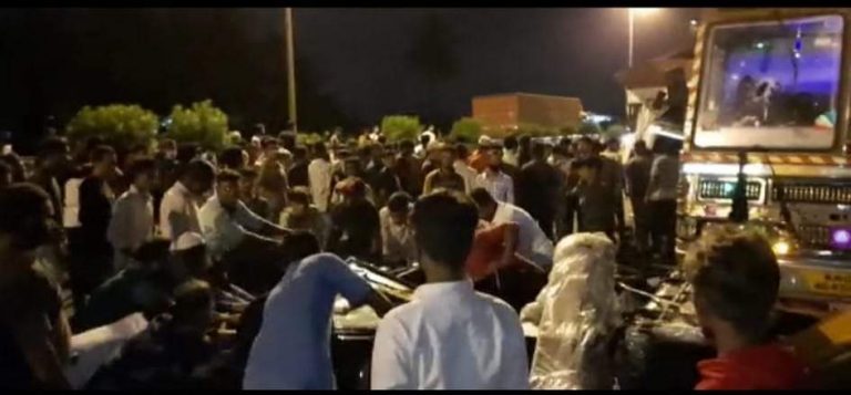 बघ्यांच्या गर्दीने वाचवला ट्रक चालकाचा जीव