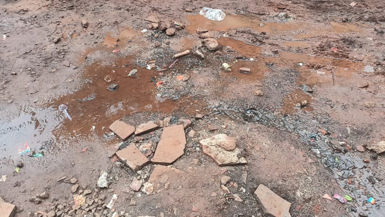 नाथ पै चौकातील ही जलवाहिनीची गळती थांबणार तरी केंव्हा?