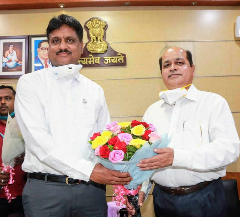 नूतन जिल्हाधिकाऱ्यांनी स्वीकारला पदभार